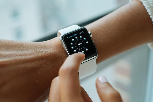Chytré hodinky: Technologie a styl pro aktivní seniory