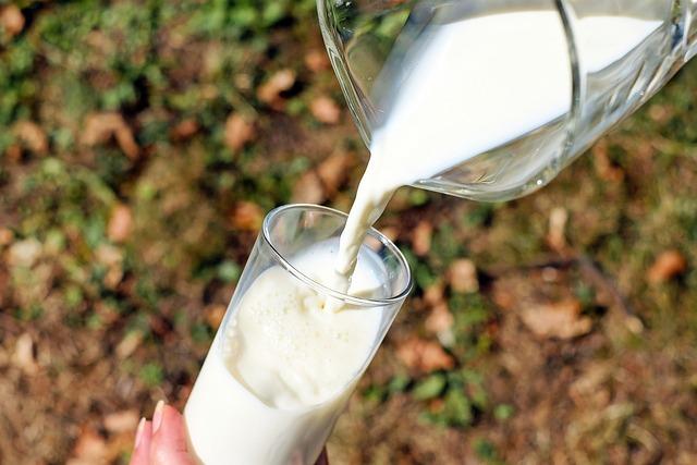 Výhody horkého mléka s medem při bolesti v krku