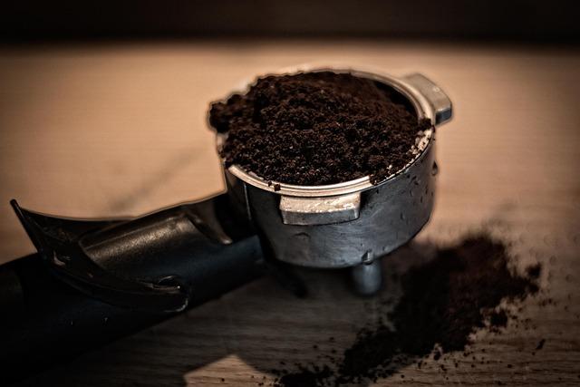 Jak používat kávovou sedlinu k odstranění ucpaní?